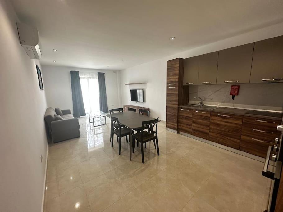 Duplex Penthouse In Gzira Sleeps 6 Apartment Bagian luar foto